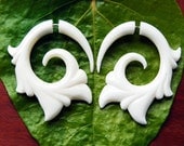Fake Gauges -Livity Flower Bone Earrings