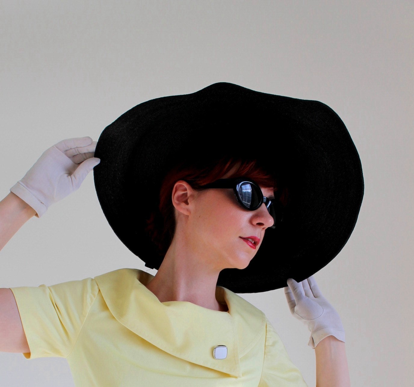 Vintage 1940s Black Straw Hat. Wide Brim. Weddings. Office Fashion. Hollywood. Audrey Hepburn. Spring Fashion. Size Medium