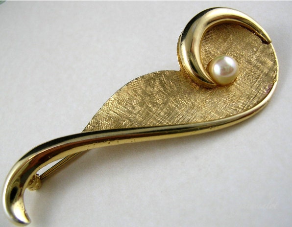 Vintage Boucher Brooch Pin Marcel 50 1950 Mid Century Modern Gold Tone Metal w/ Pearl Modernist Spring trend classic romantic simple glam