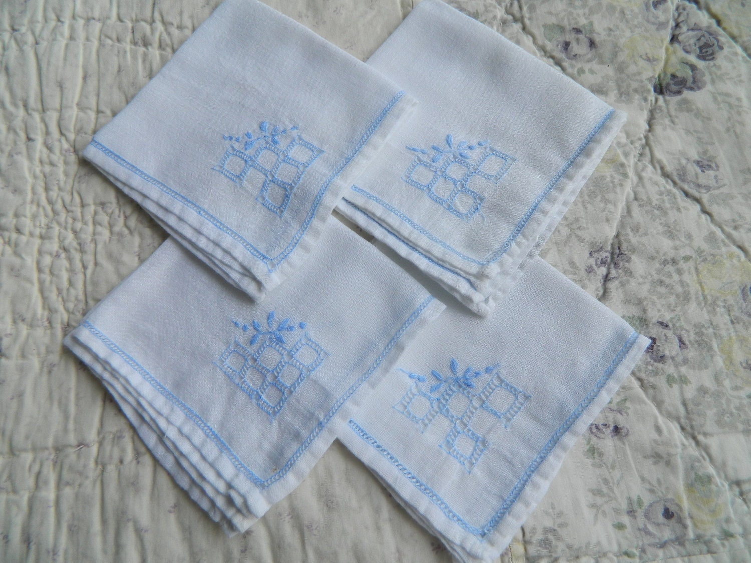 4 Vintage Napkins lot 478