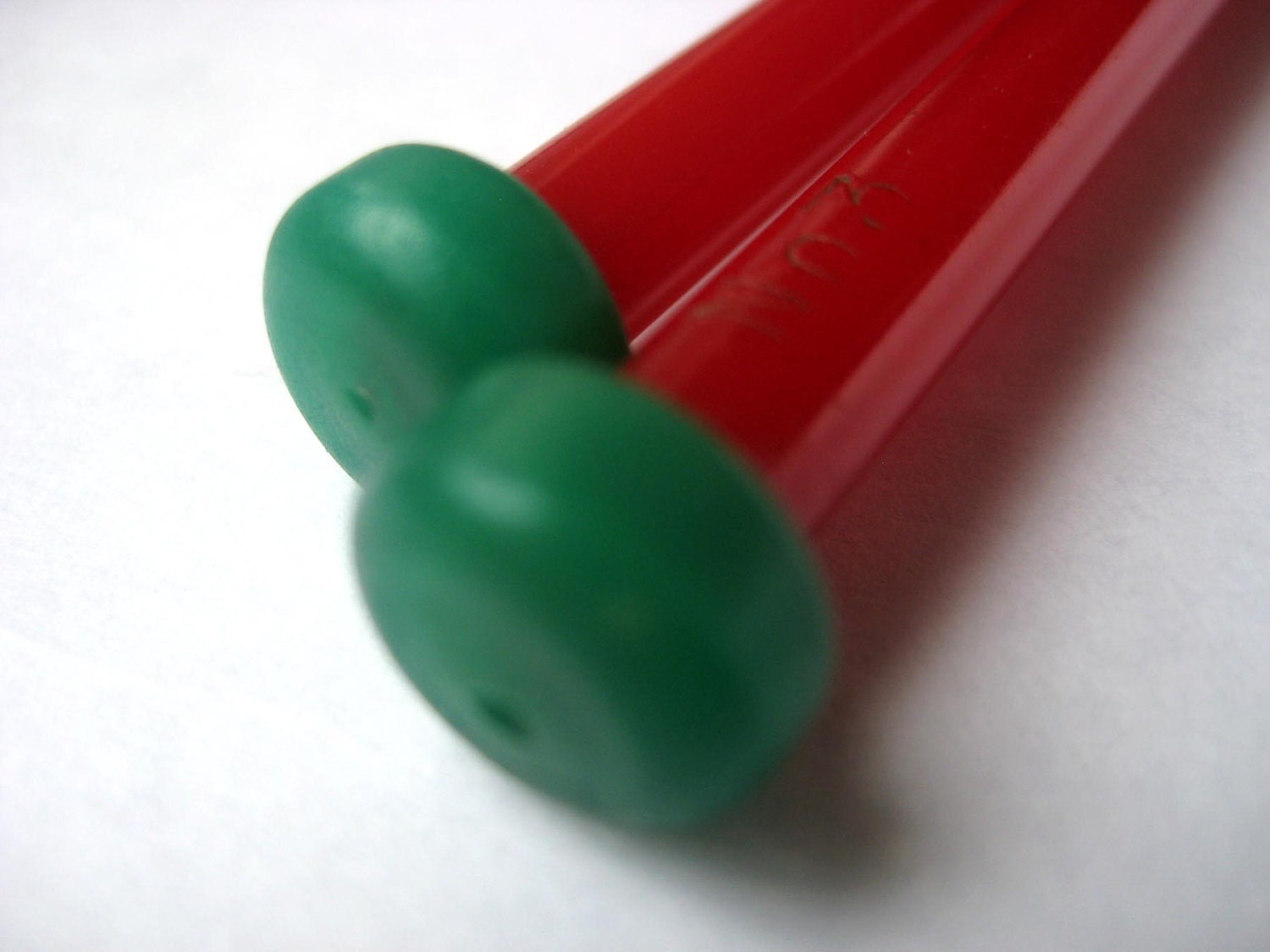 Pair Vintage Knitting Needles DESTASH Red & Green