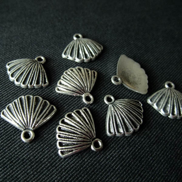 Destash (8) Clam Shell Charms
