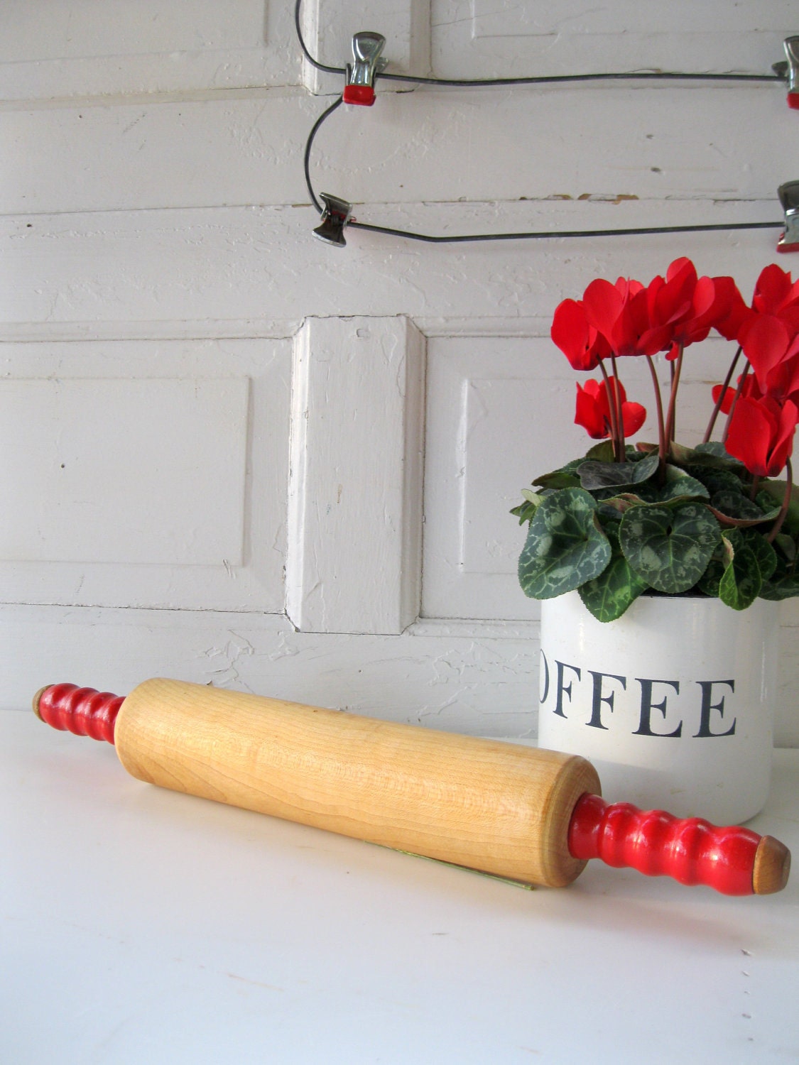 Vintage Red Handled Rolling Pin Retro Kitchen Tools Farm Rustic Shabby from Tessiemay