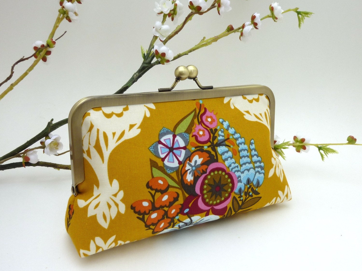 Loves-me, Loves-me-not KissLock Clutch in Golden