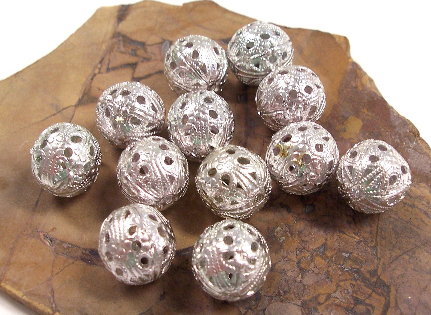 VINTAGE Silver Filigree BEADS 12mm Filigree Balls BEaDS Fashion Fun Jewelry Destash DiY (A41)