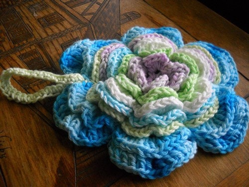 The Rose Puff wash cloth by Yarniwa
