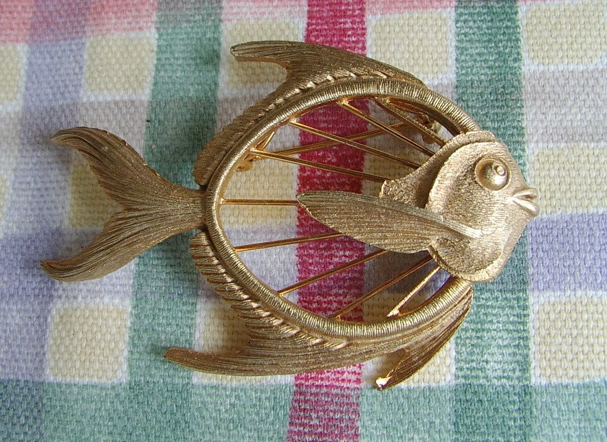 SALE )) vintage Fish retro pin brooch
