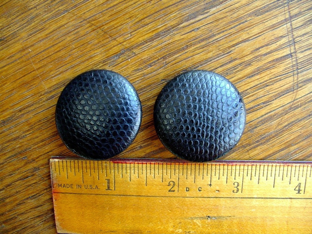 SALE )) vintage 1950s 1960s large retro black faux lizard button clip earrings