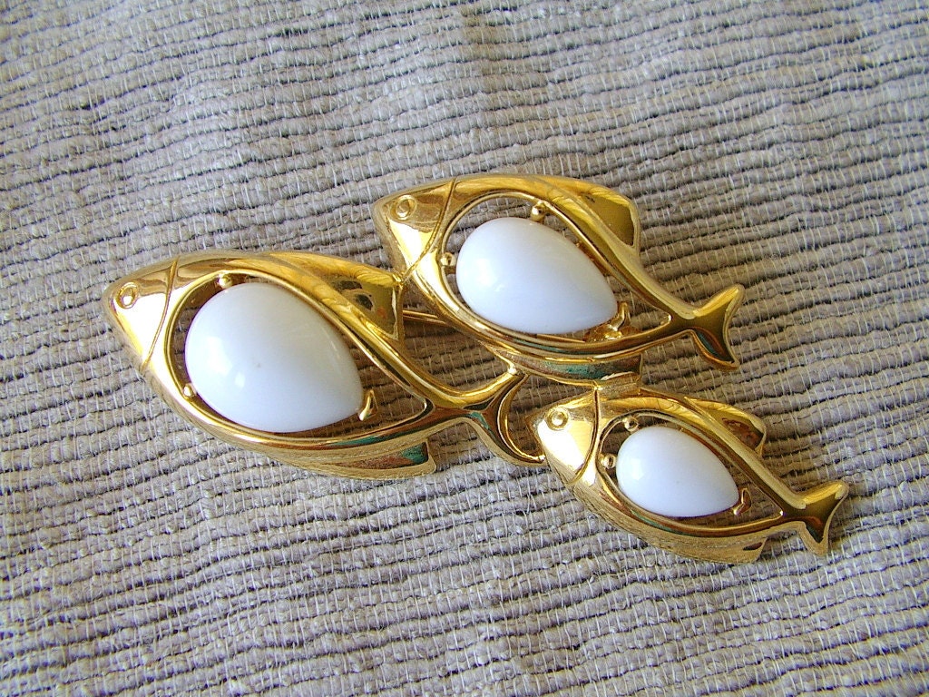 vintage 1980s TRIFARI cabochon fish trio goldtone pin brooch