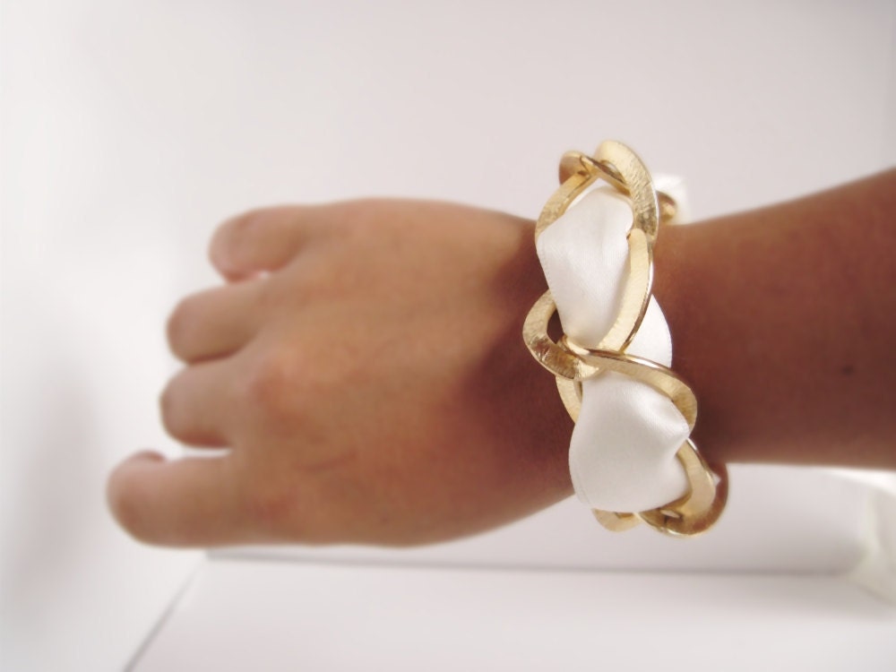 Sweet and Chic - Gold Aluminium Textured Big Chain Large Satin Ivory Ribbon