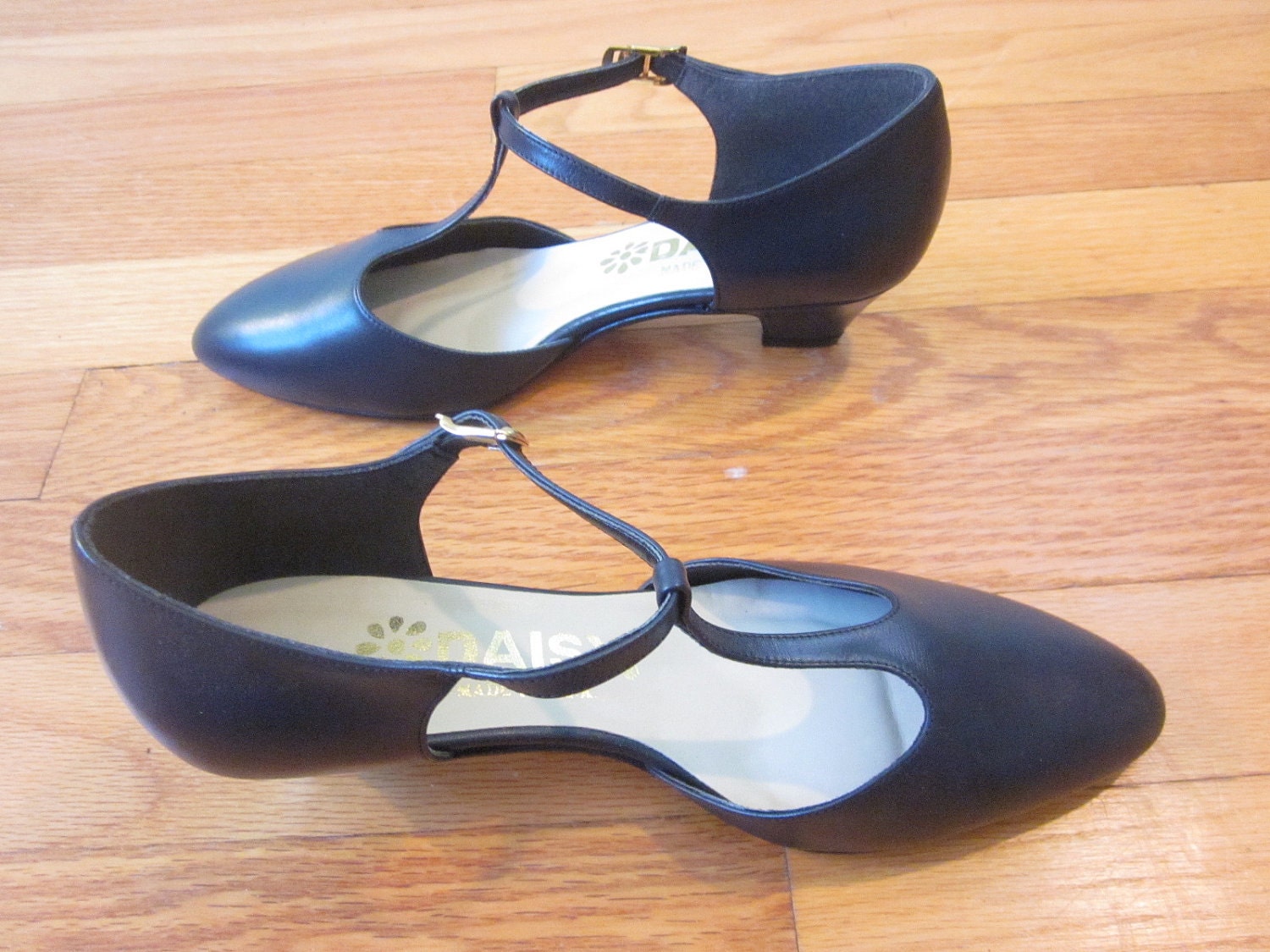 CLASSIC/ Dark Navy Blue, Round Toed T-Strap Kitten Heels Size 6.5/7