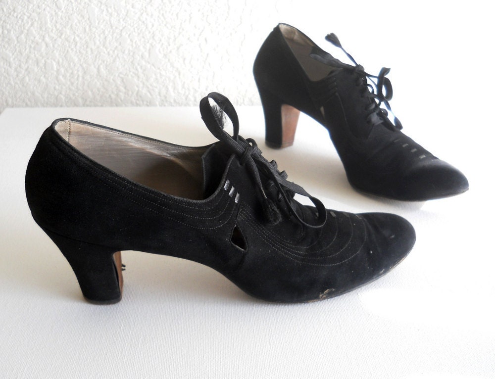 vintage 1930's Vitality black lace up pumps