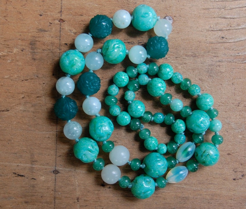 vintage glass necklace / 1920s jewelry / MENTHA