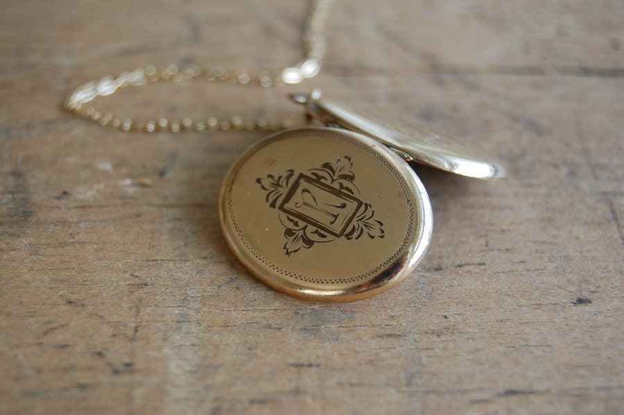 vintage locket / 1920s locket / SWEET SENTIMENT