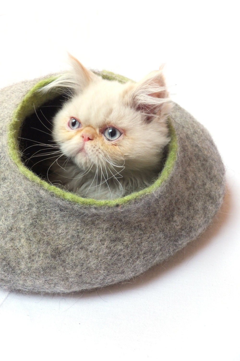 Cat house/Cat bed/Cat cave/Cat vessel. Handmade from natural wool. Grey/Green