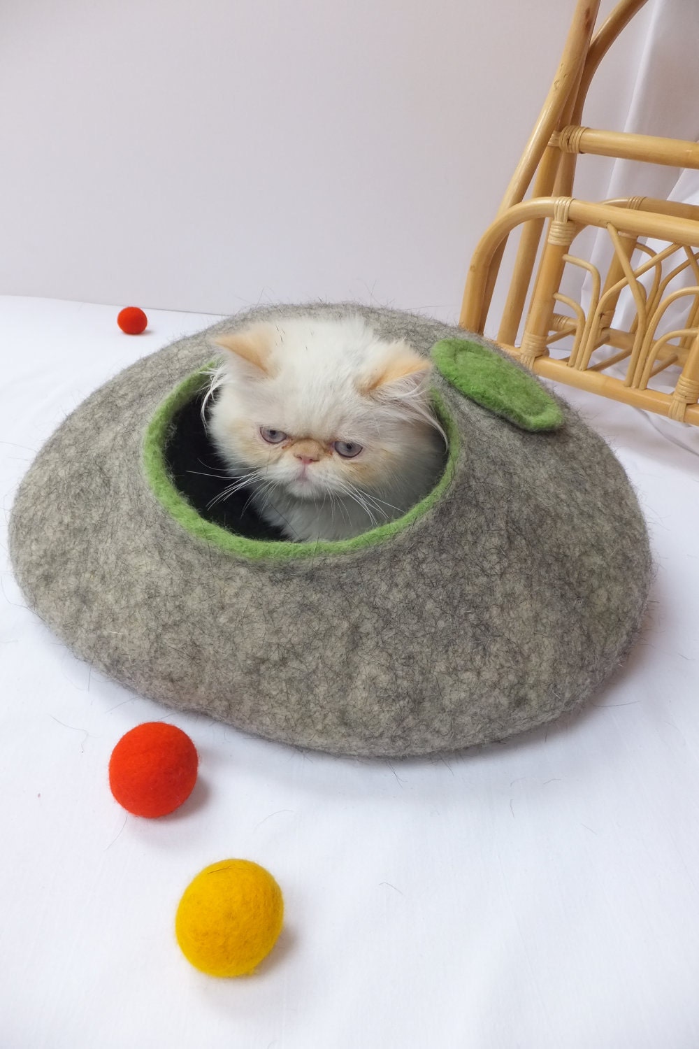 Cat house/Cat bed/Cat cave/Cat vessel. Handmade from natural wool. Grey/Green