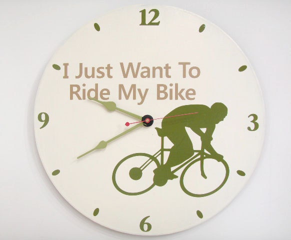 Cycling wall clock