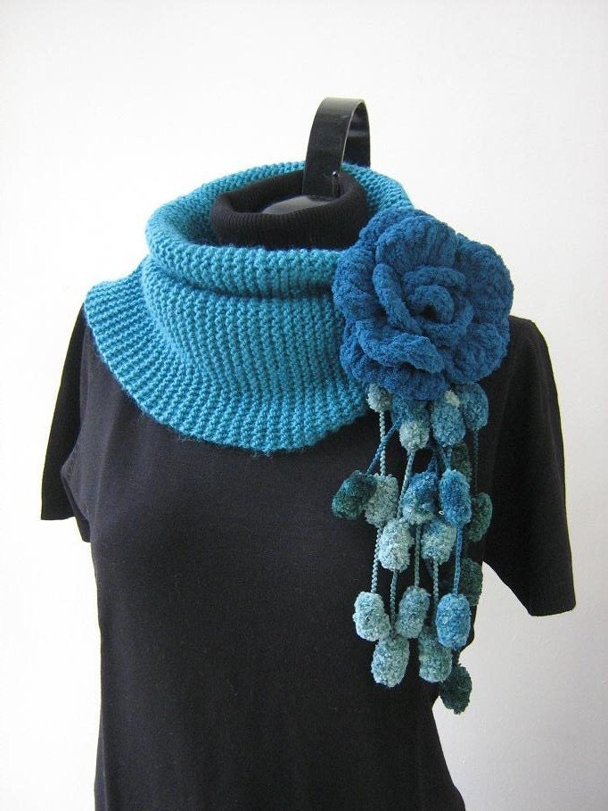 Knitting scarf with brosch