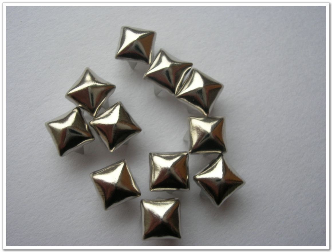 150 pcs silver 5mm Pyramid Spots Studs