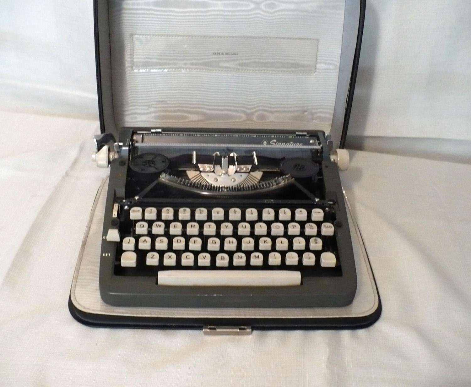 Vintage -- Signature Manual Typewriter --with case -- md in Holland