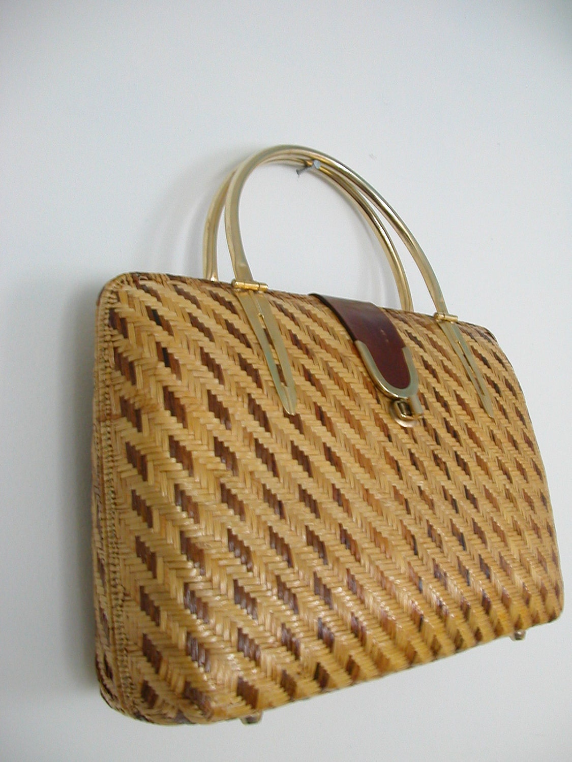 Vintage Woven Wicker Handbag / framed bag / 70s handbag / wicker purse / kelly bag / dorothy bag / structured purse