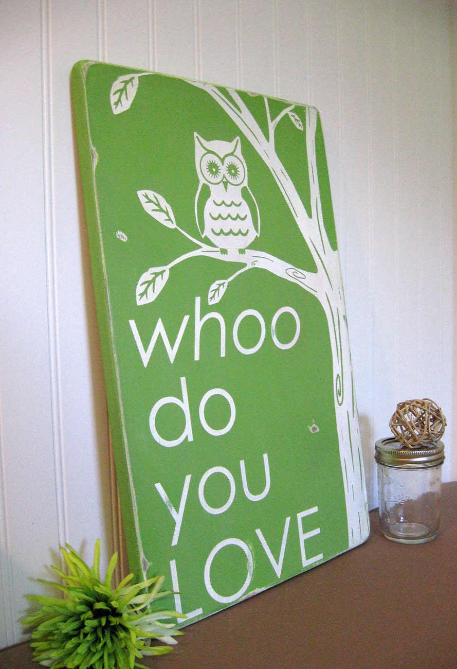 WHOO do you LOVE - Owl Typography Wall Art - Distressed Sign in Light Green with white Letters Vintage Style