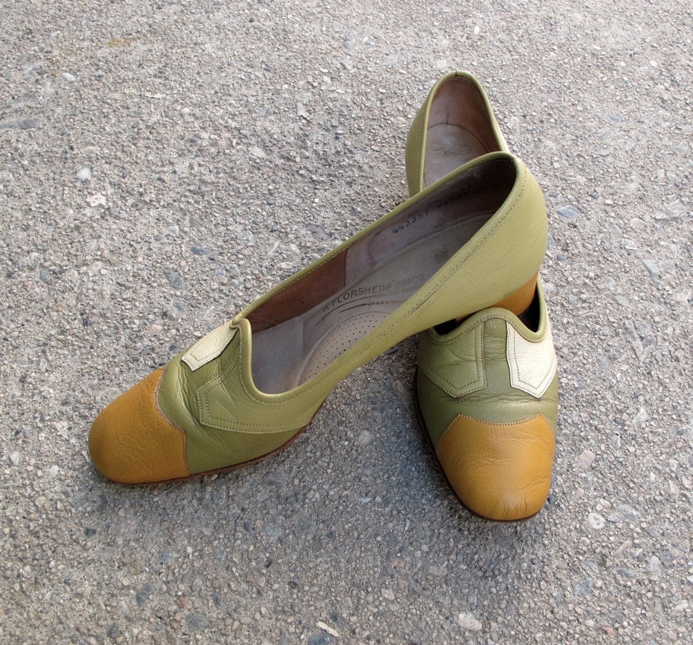 Vintage 60s Mod Florsheim Olive Mustard and Off-White Heels size 7