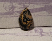 Flowering Tube Onyx  cab            ..........    12 x 8 x 3mm  ...........           3923