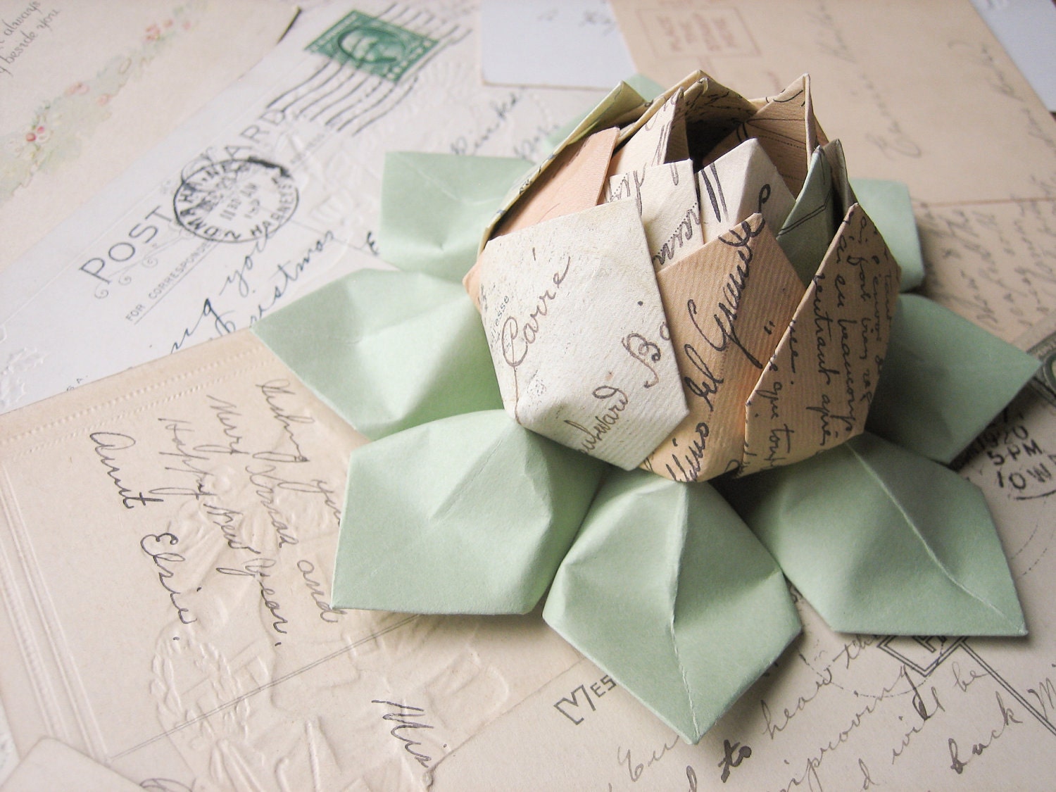 Origami Lotus Flower Decoration or Favor // Cartes Postale paper - fishandlotus