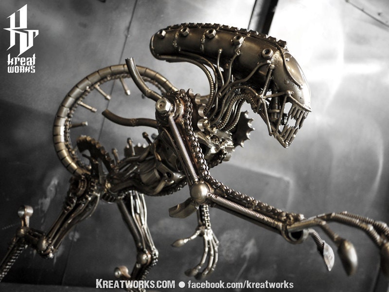 Metal Sculpture - The Metal Standing Monster : Tail up (Medium item)
