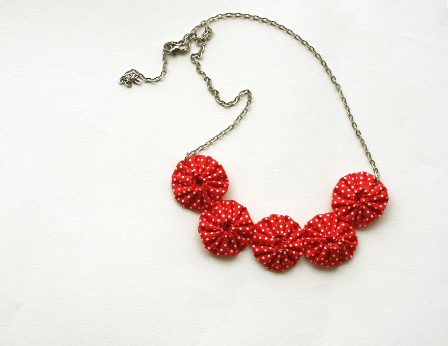 Yoyo necklace Red white polka dot cotton fabric Summer chic fashion Strawberry