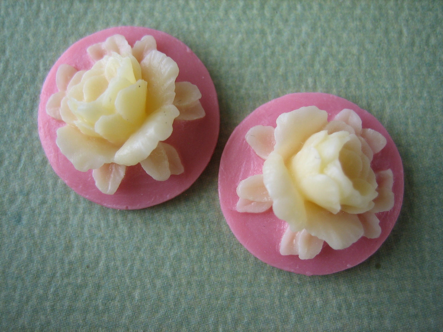 2PCS - Rose Flower Cabochons - Resin - Vanilla on Pink - 18mm - Cabochons by ZARDENIA