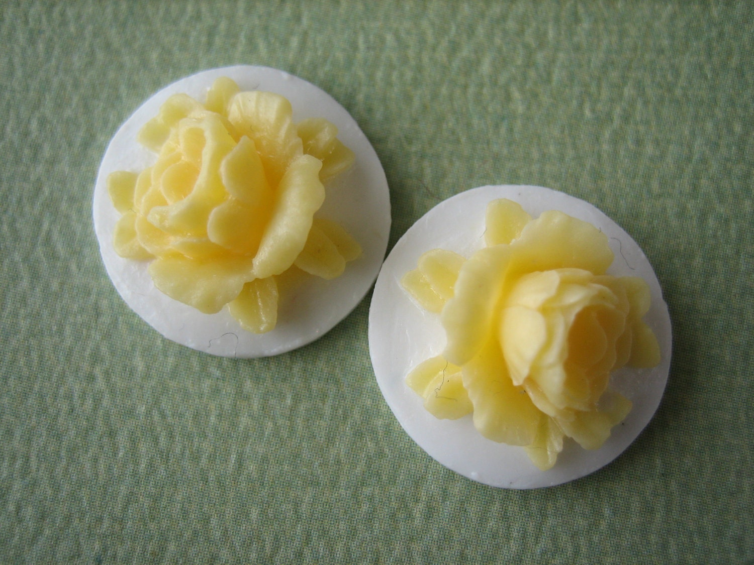 2PCS - Rose Flower Cabochons - Resin - Yellow on White - 18mm - Cabochons by ZARDENIA