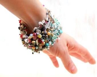 fringe bracelet. uniquenecks beaded bracelet teal and white beads. wire wrapped turquoise jewelry