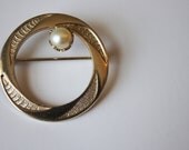 Brooch // Scarf Pin // Gold Circle with Pearl // Vintage Jewelry // Pin // Gold Brooch