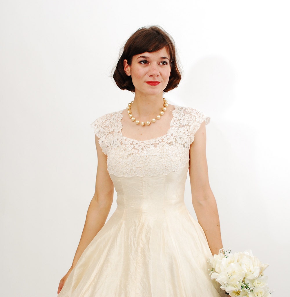 Vintage 1950s Wedding Dress - 50s Short Wedding Dress - Champagne Silk and Lace
