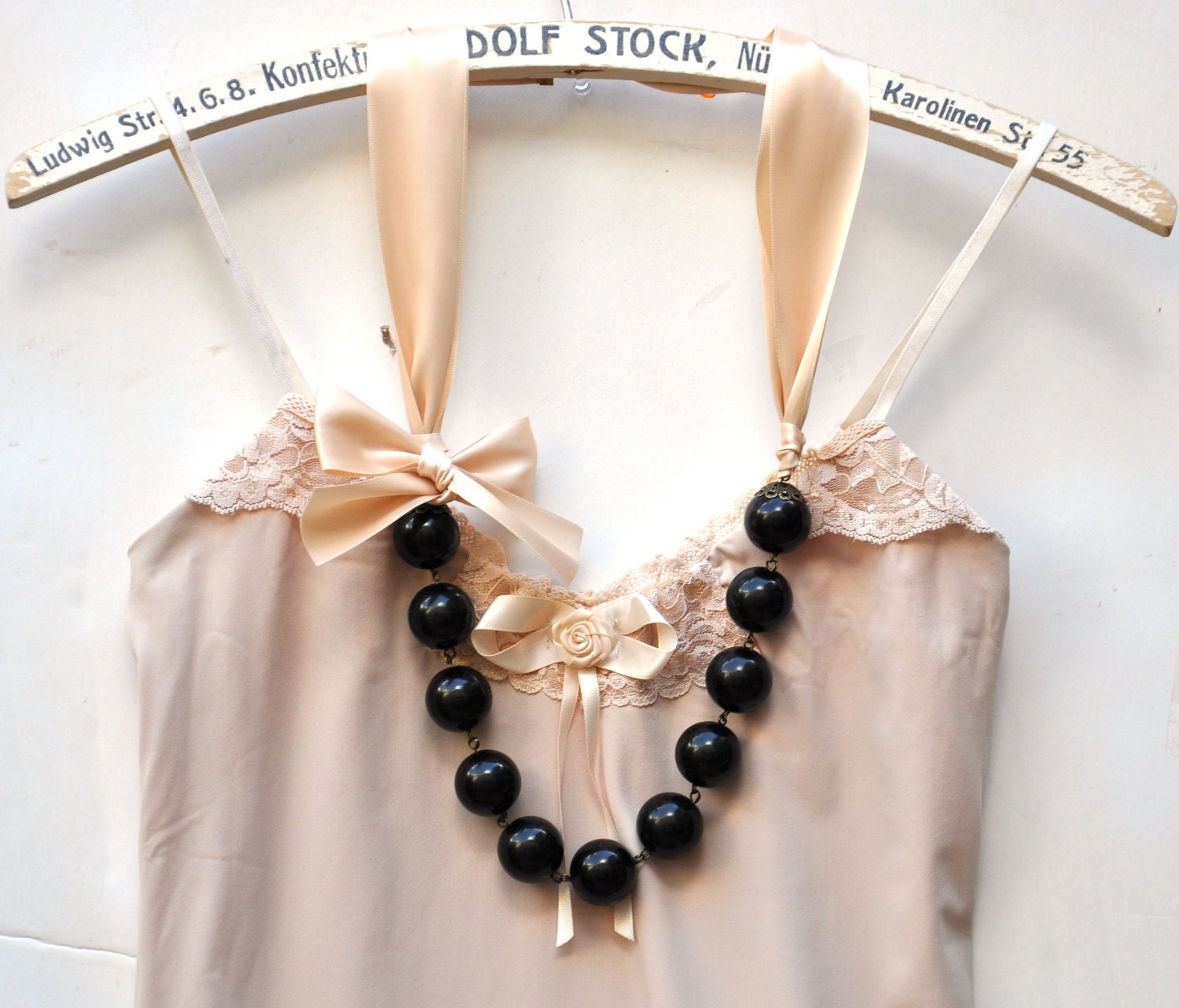 Items Similar To Carrie Bradshaw Inspired Pearl Necklace In Nude Color