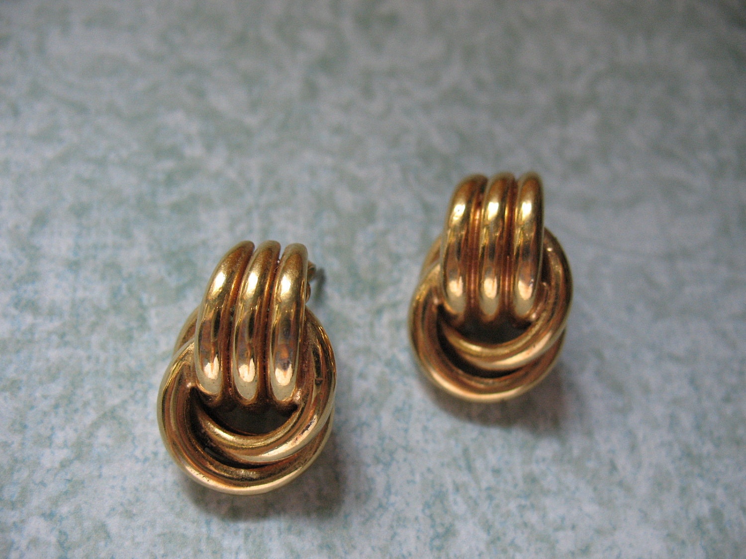Elegant Golden Knots for Your Pierced Ears