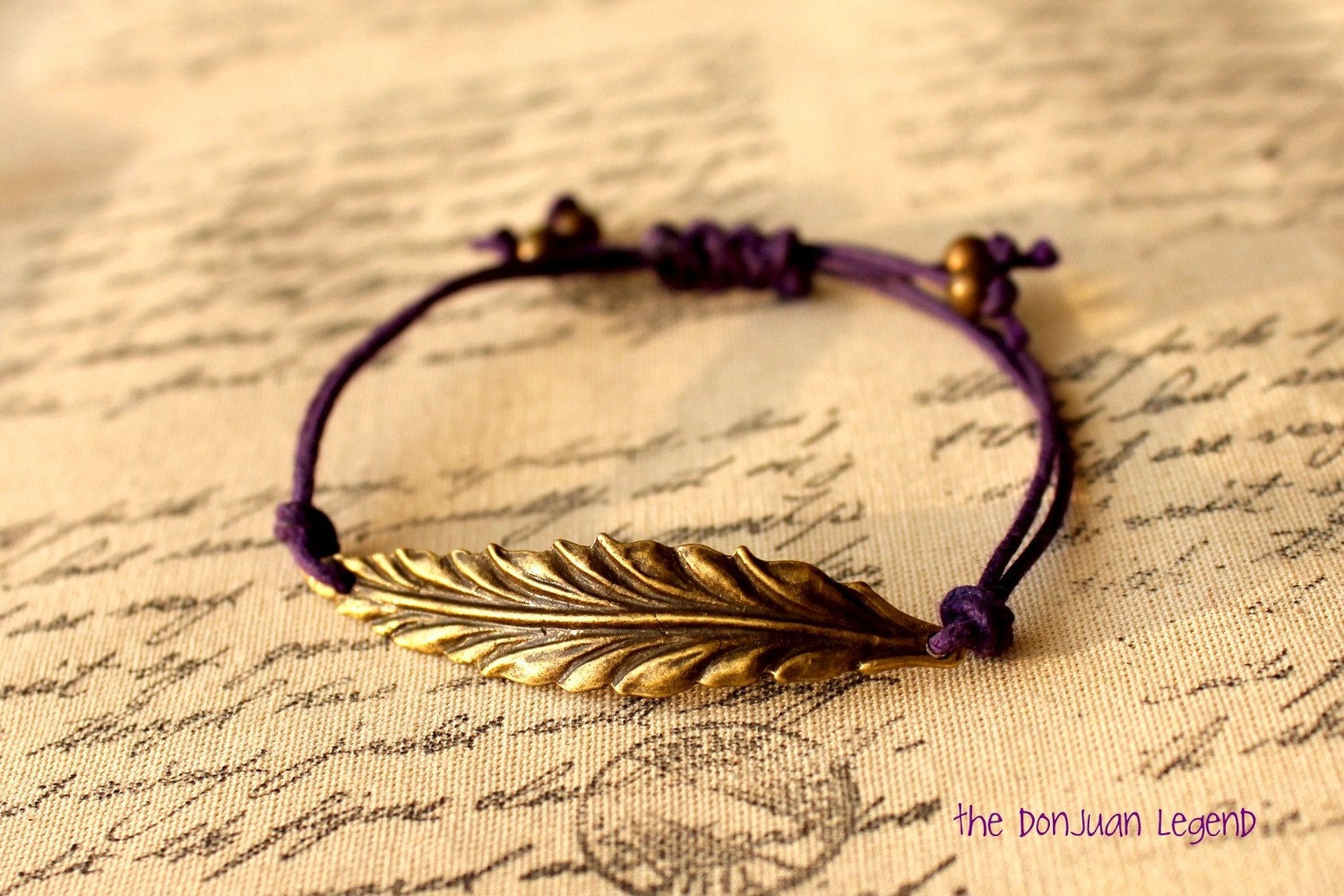 Free spirit - Feather adjustable bracelet in dark purple