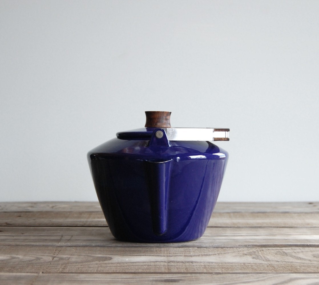 Cathrineholm Teapot / Scandinavian Modern Cobalt Blue Enamelware Tea Kettle