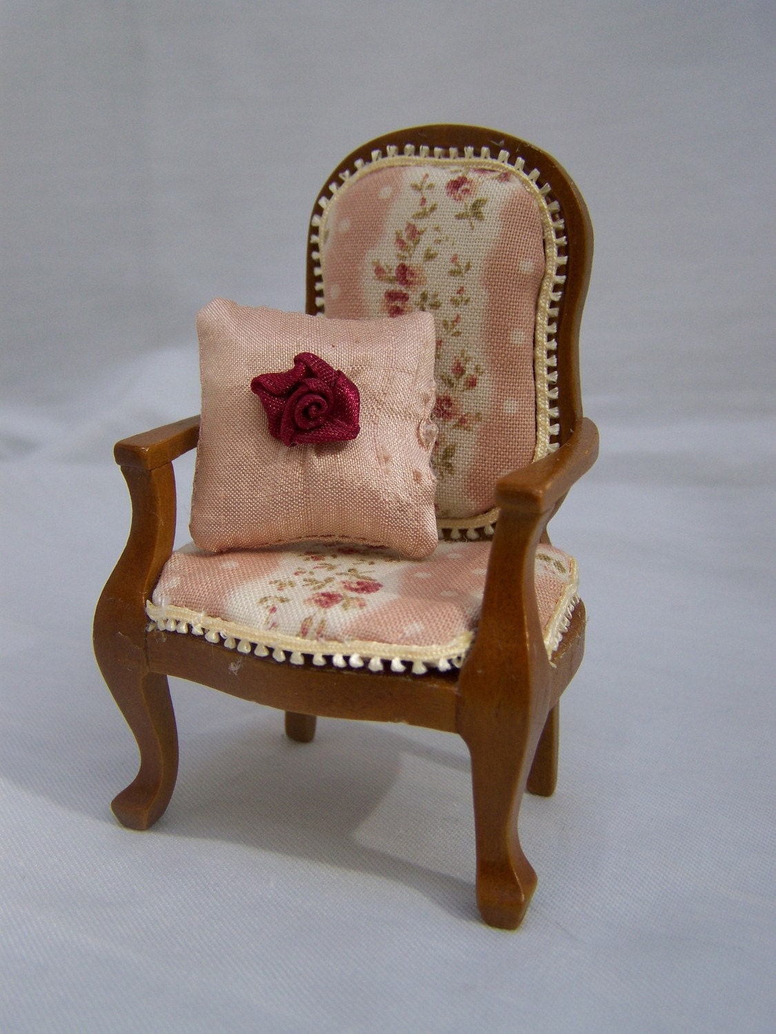 DOLLS HOUSE MINIATURES - PINK ROSE CHAIR