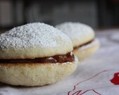 Alfajores-Pie (aka Whoopie Pies with Dulce de Leche)