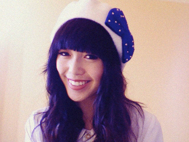 clementine bow beret - cream with electric blue bow