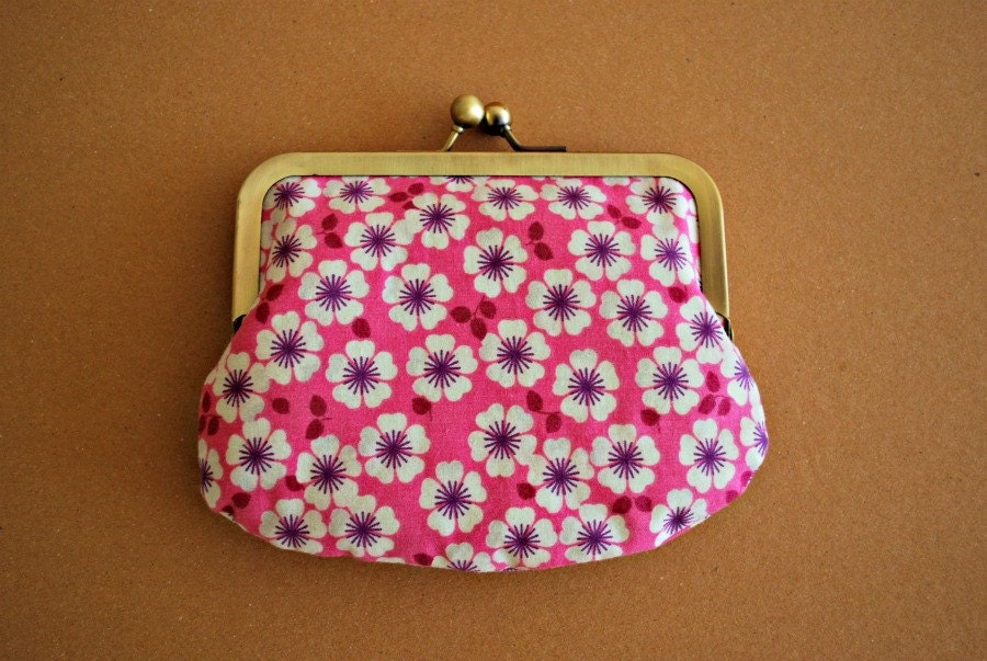clutch purse. kiss lock wallet. retro kiss lock purse. small metal frame wallet. pink flowers