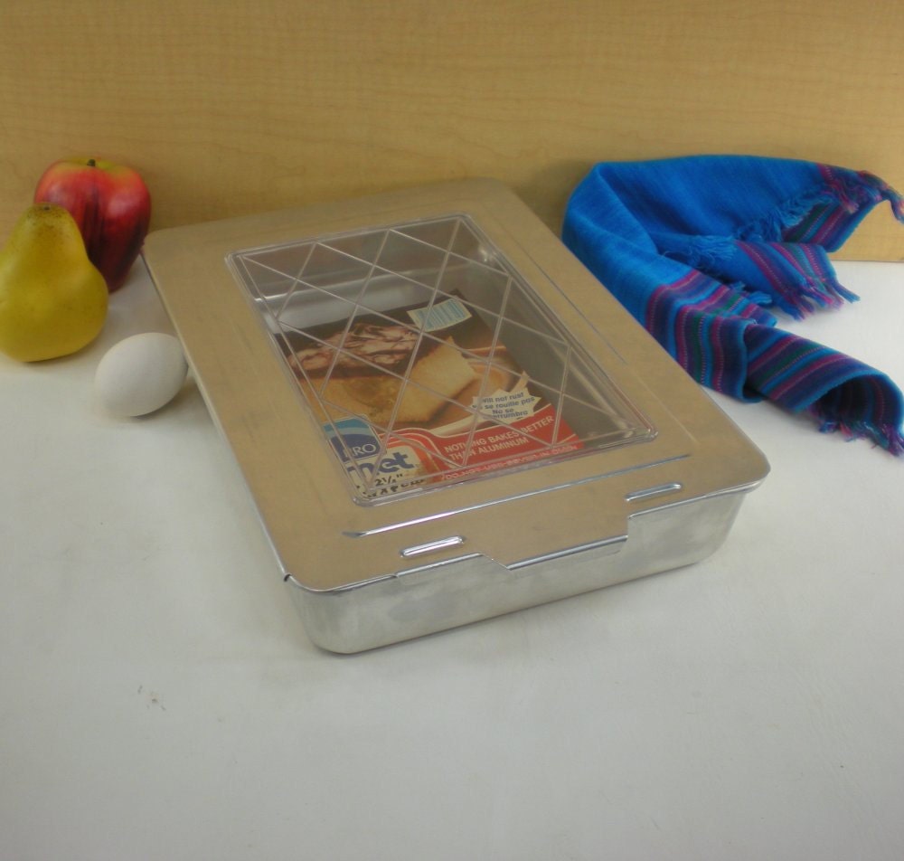 Vintage New Mirro Comet Covered Cake Pan Plastic by oldetymestore