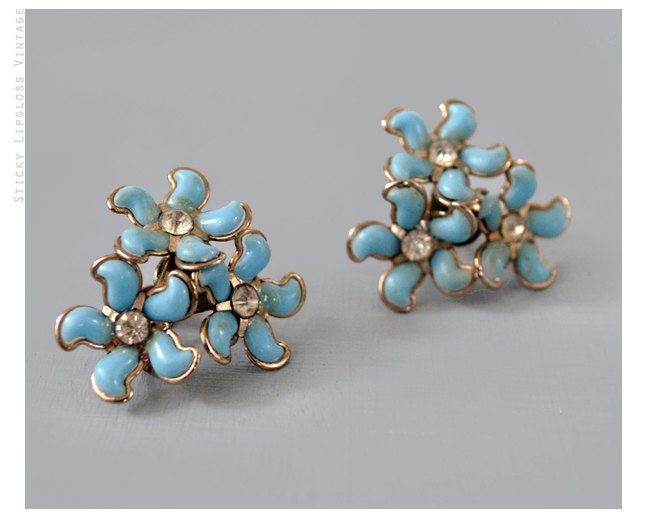 1950's VINTAGE flower earrings. floral cluster. baby blue. gold metal. crystal centers. spring.