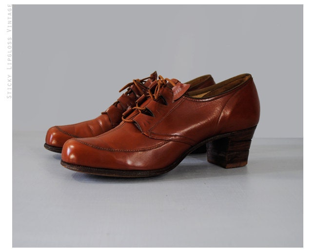 40's brown oxfords. vintage 1940's red brown shoes. lace up. wooden heel. naturalizer. size 5. leather heels 40.