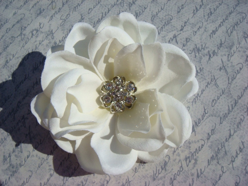 Vintage style bridal hair flower, sparkling rhinestone centerpiece / FLORA light ivory hair flower / beach spring wedding gardenia