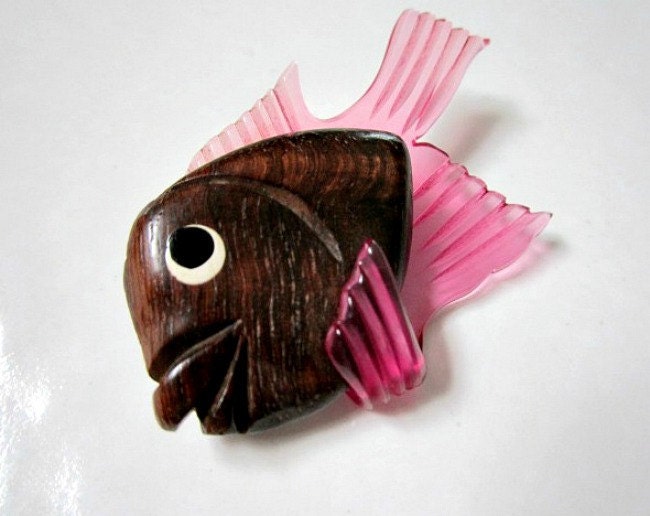 Vintage  Almost 3" BIG Carved Pink Lucite and Wood Fish Brooch Pin 1940's Collectable
