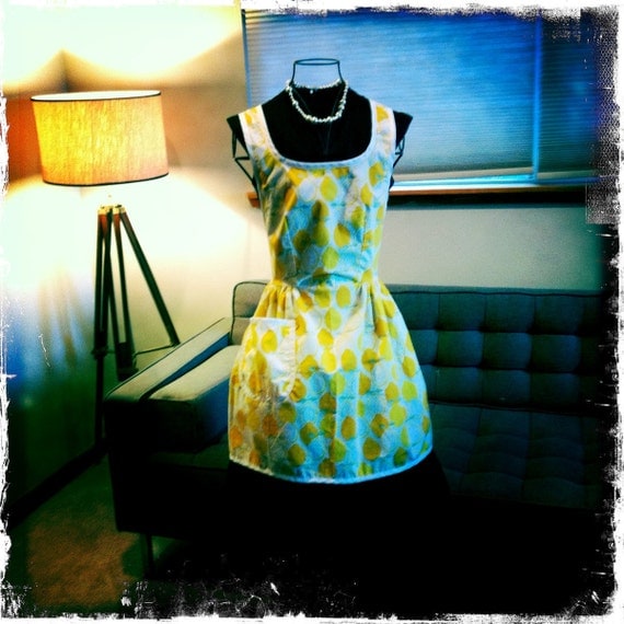 Woman's Apron Vintage fitted full apron with criss cross back in lemon yellow.